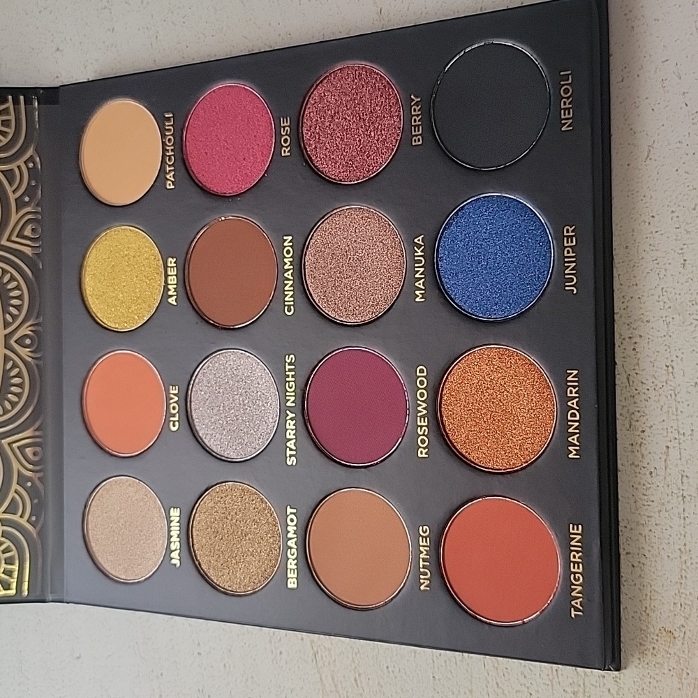 NIB Ace Beaute QUINTESSENTIAL PALETTE